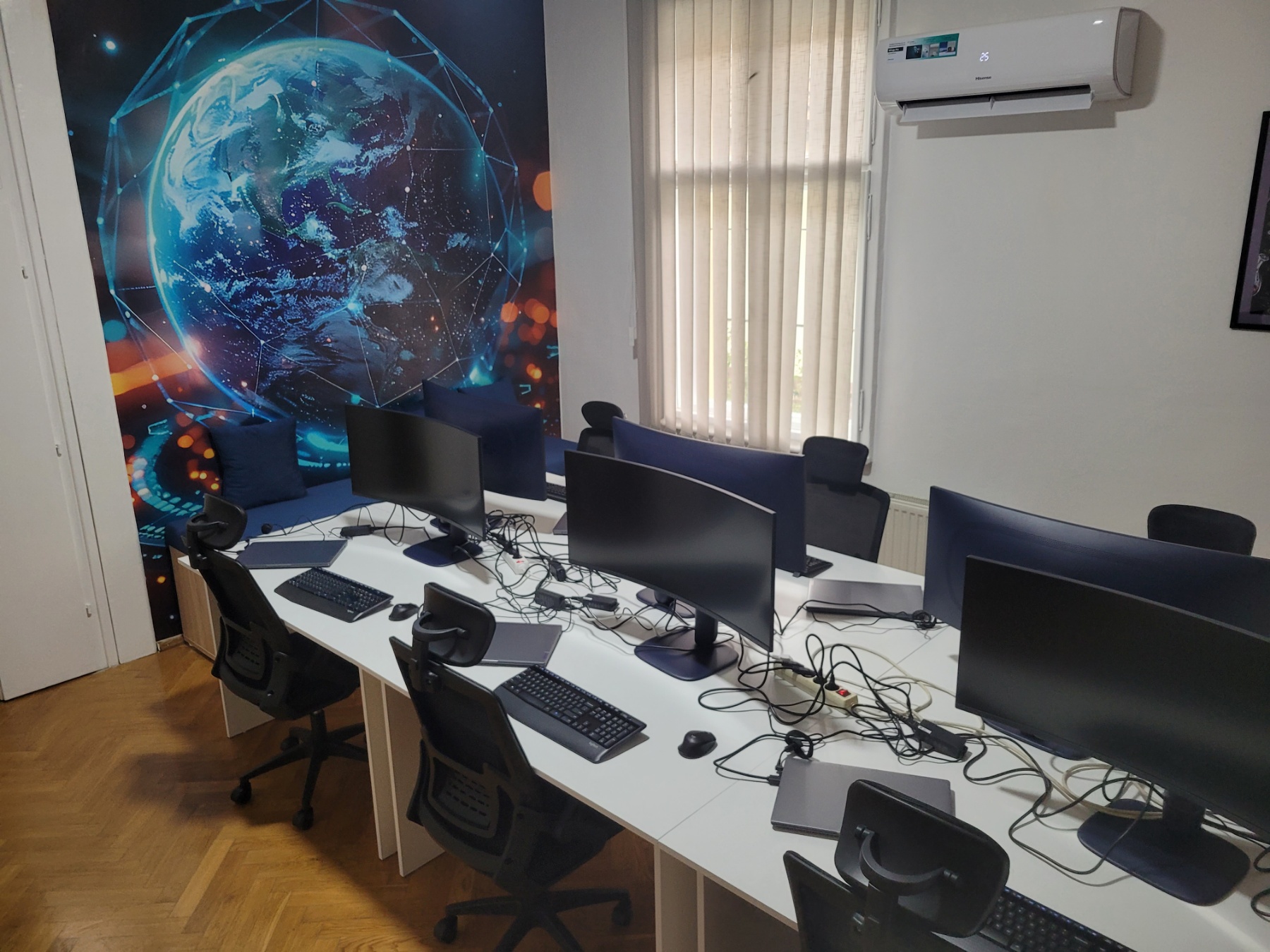 Glavni radni prostor IT Hub centra sa modernom opremom