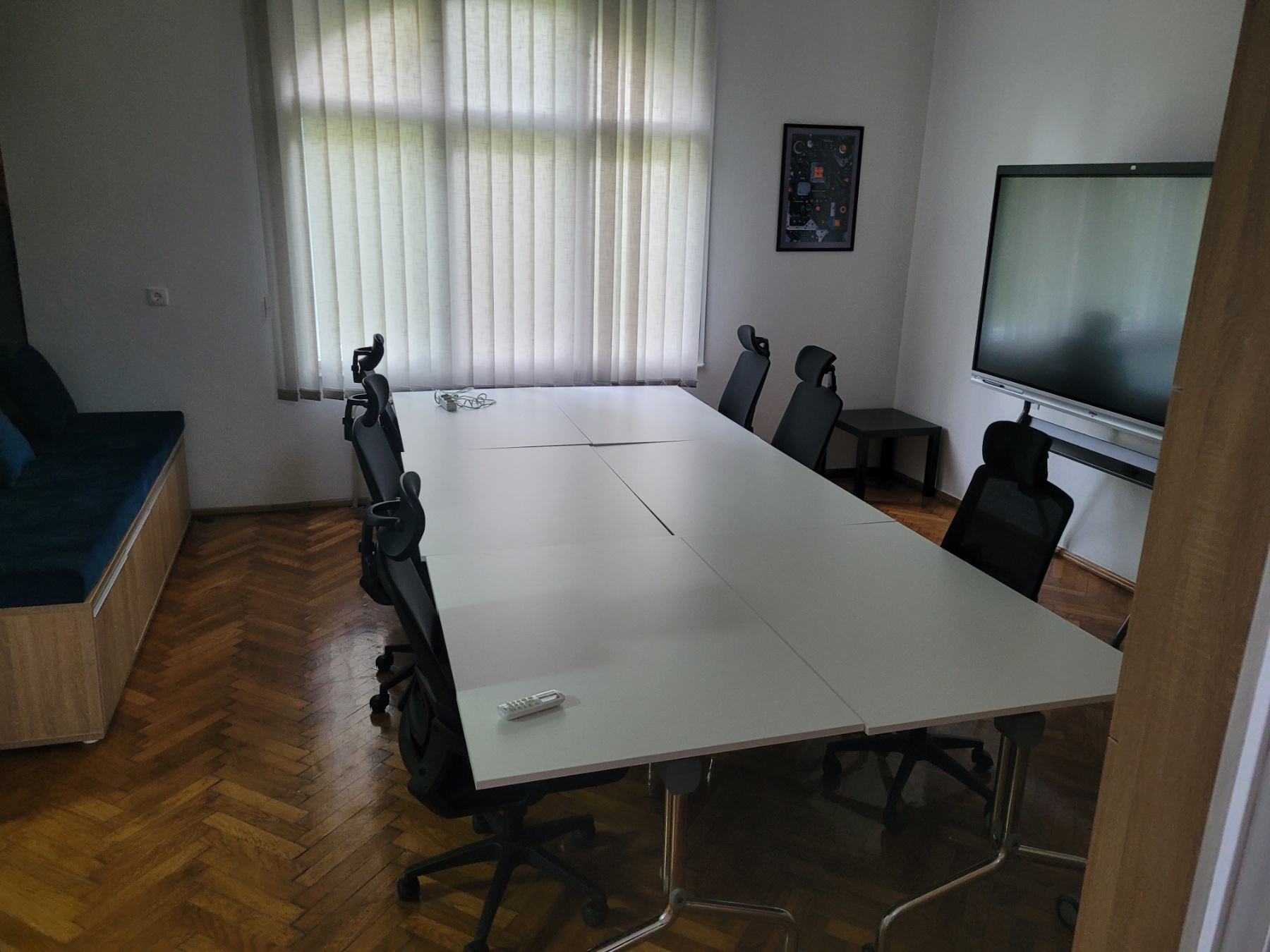 Učionica IT Hub centra sa radnim stolovima i računarima